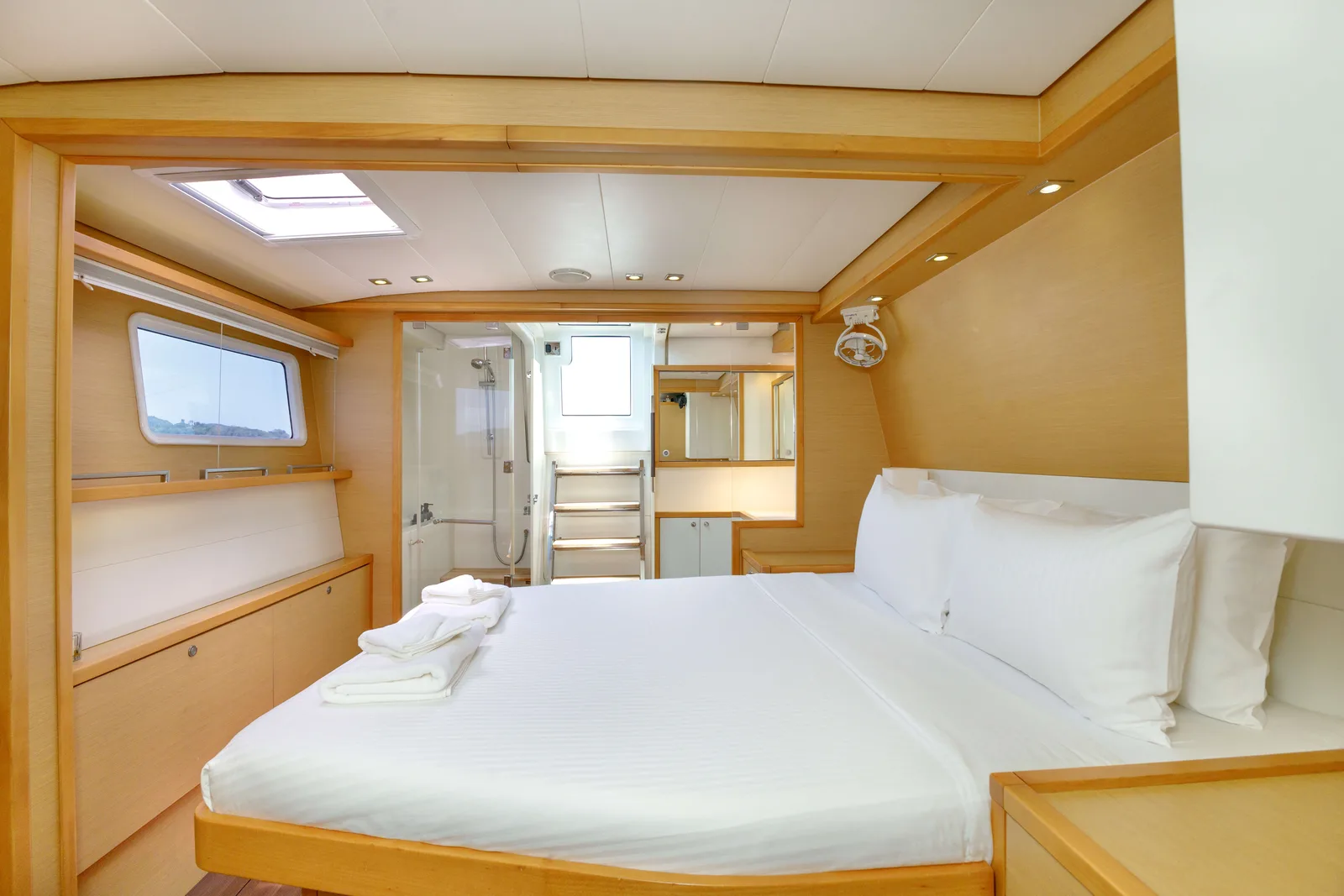 OOSEVEN's Master cabin